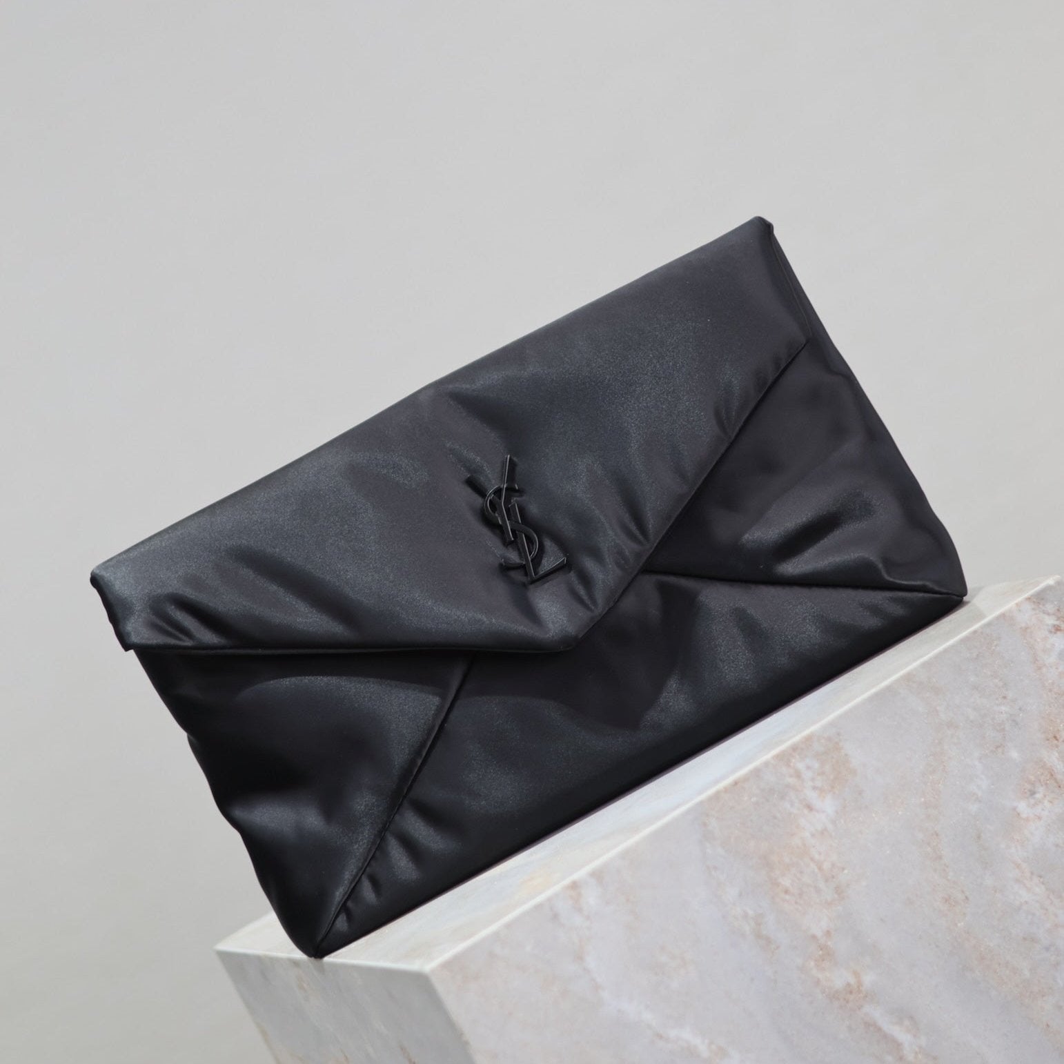 ENVELOPE CLUTCH 29 IN BLACK NYLON BLACK LOGO